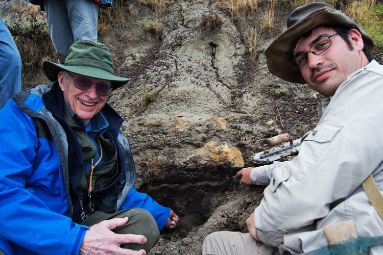 Walter Alvarez and Robert DePalma at the Tanis outcrop in North Dakota