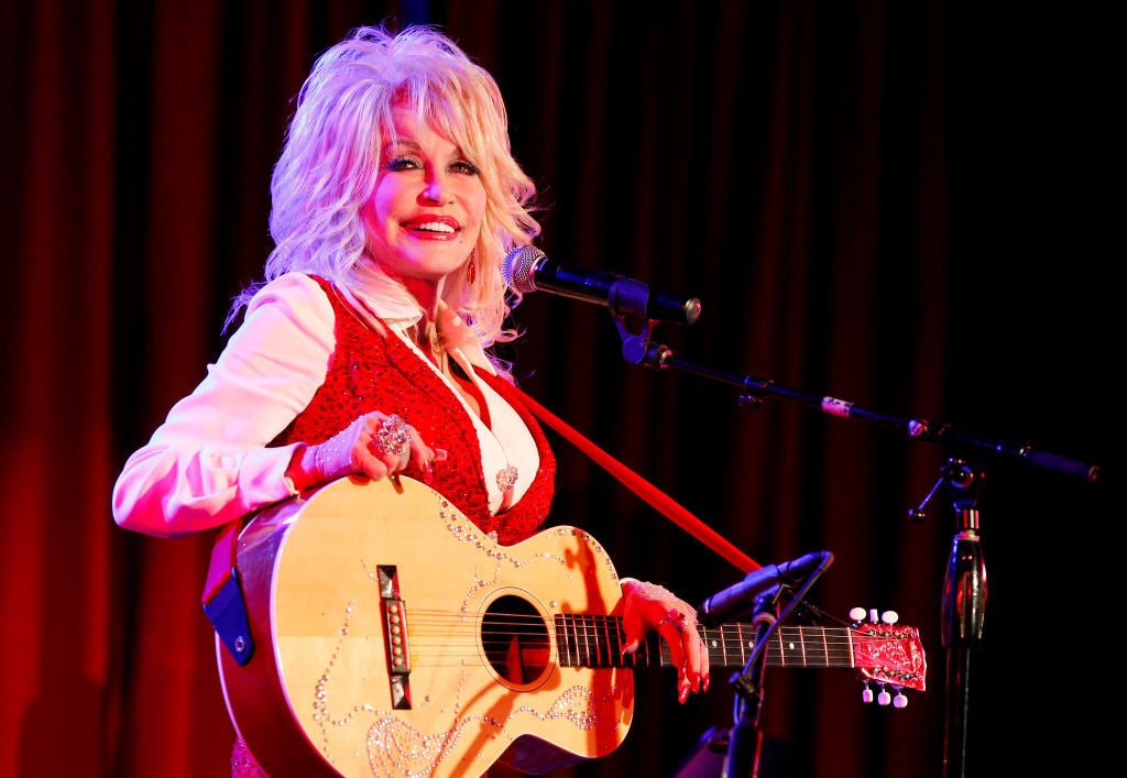 Γιατί θα αγαπάμε πάντα την Dolly Parton — όπως εξηγεί ένας Dollyologist