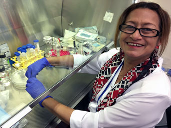 Araceli Espinosa-Jeffrey sitting at a lab table