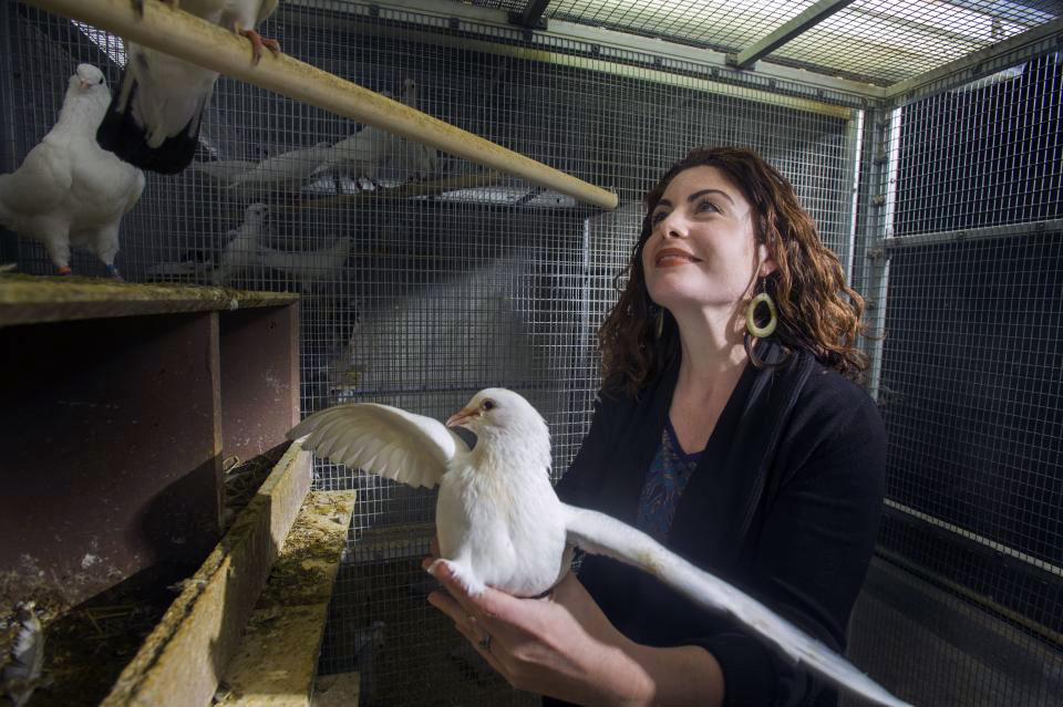 Rebecca Calisi Rodríguez with pigeons