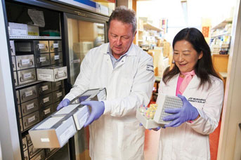 Sleep scientists Louis Ptáček and Ying-Hui Fu in the lab