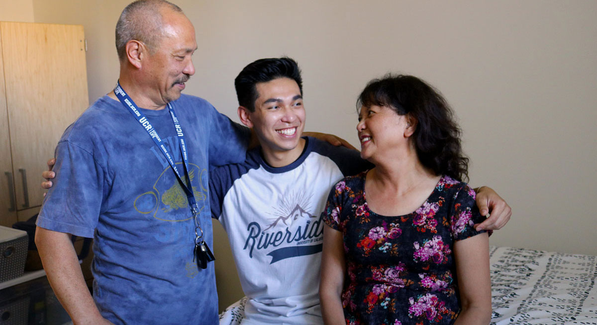 Erik Reyes between his parents