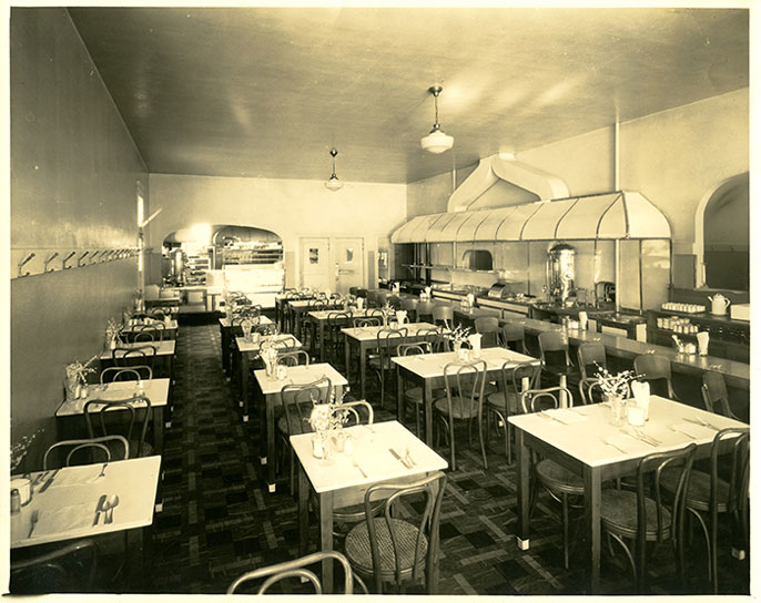 Old photo of the inside of a restaurant in Oakland