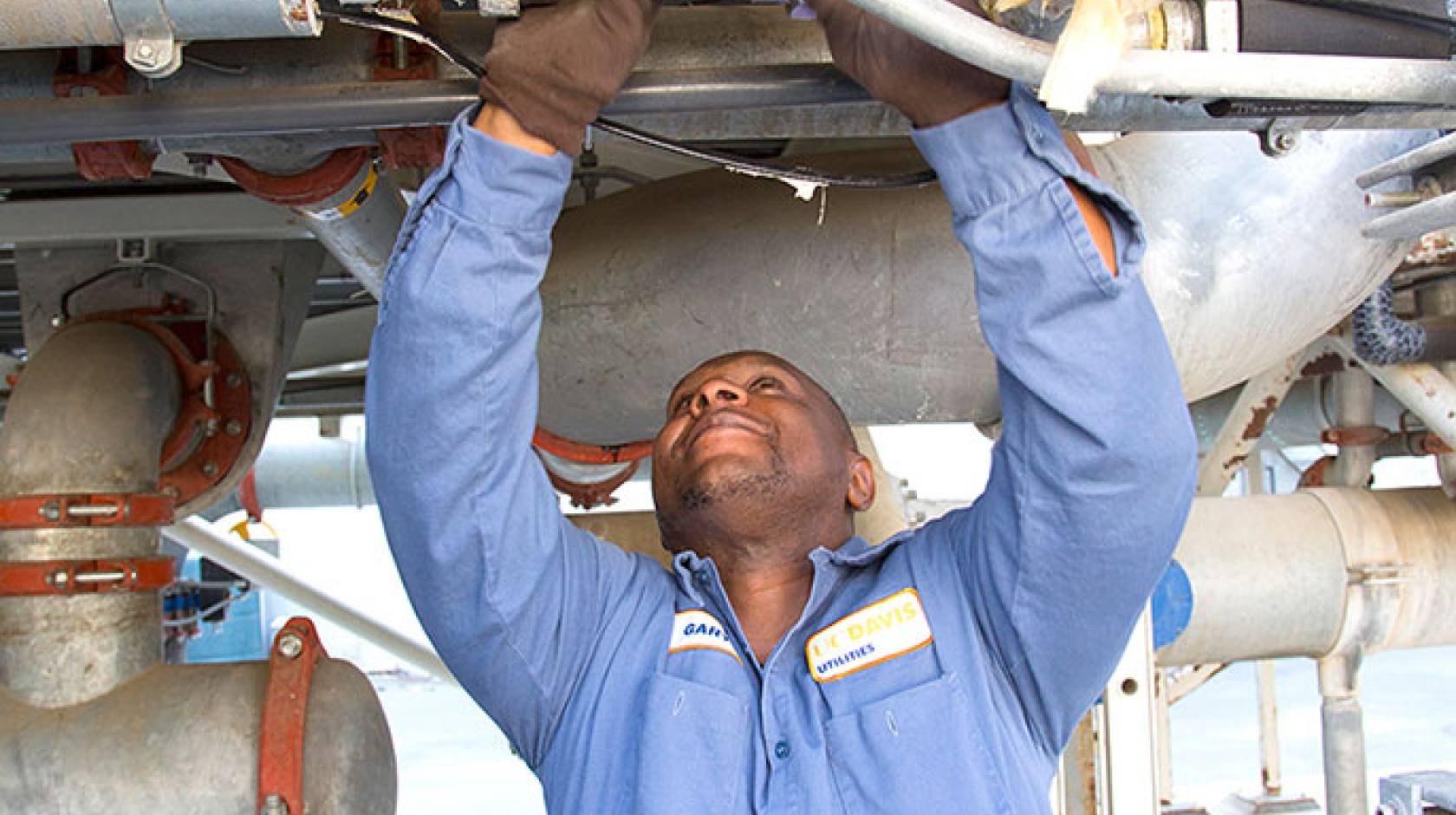 worker installs pipe