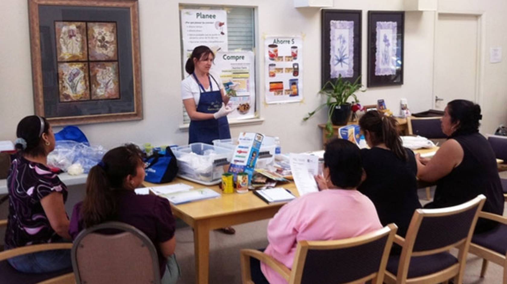 UC ANR nutrition educator teaches the Plan, Shop, Save & Cook curriculum.