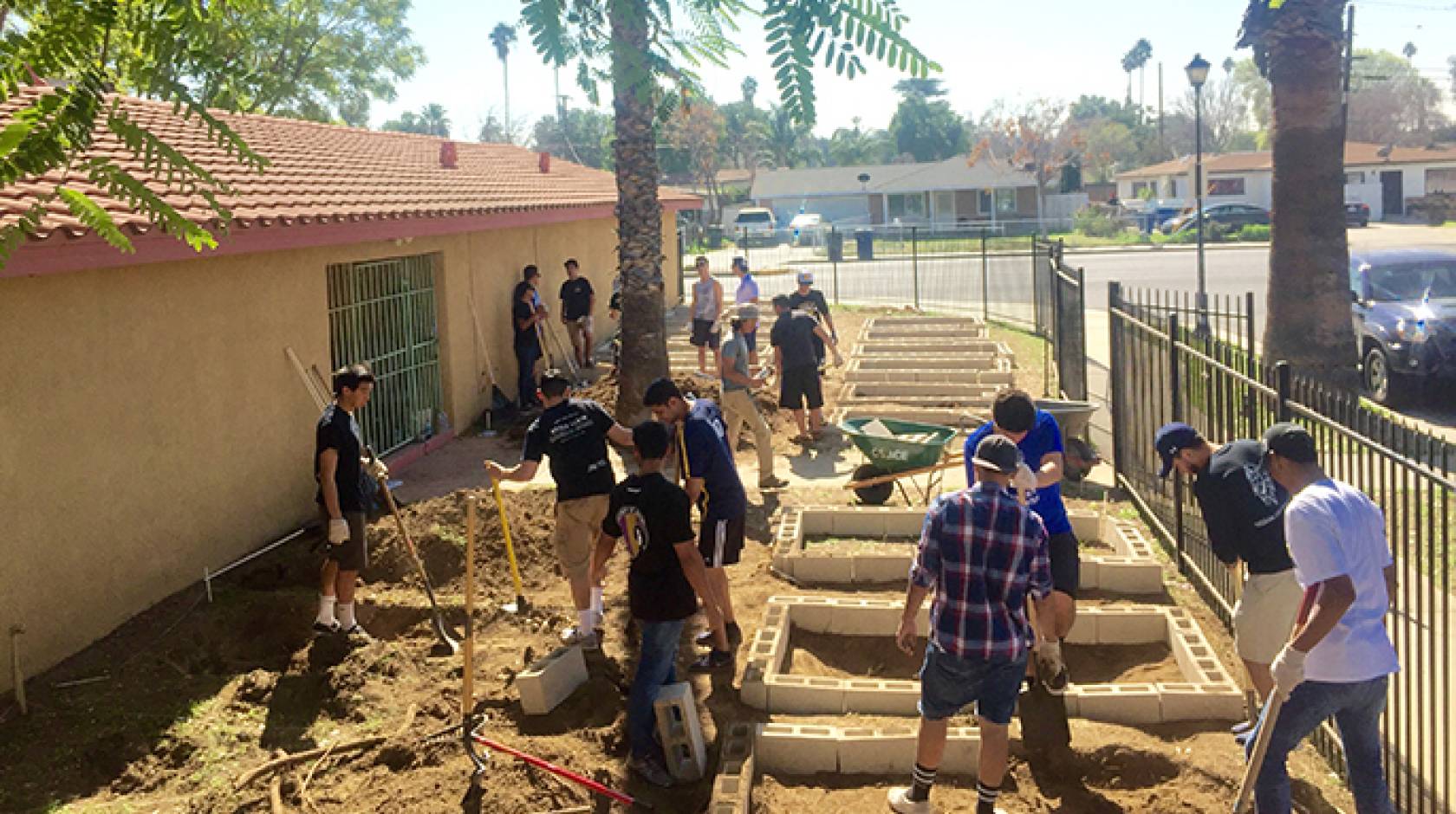 UC Riverside student volunteers, recruited by Global Food Intiative fellow Claudia Villegas, set up new garden beds at the Community Settlement Association.