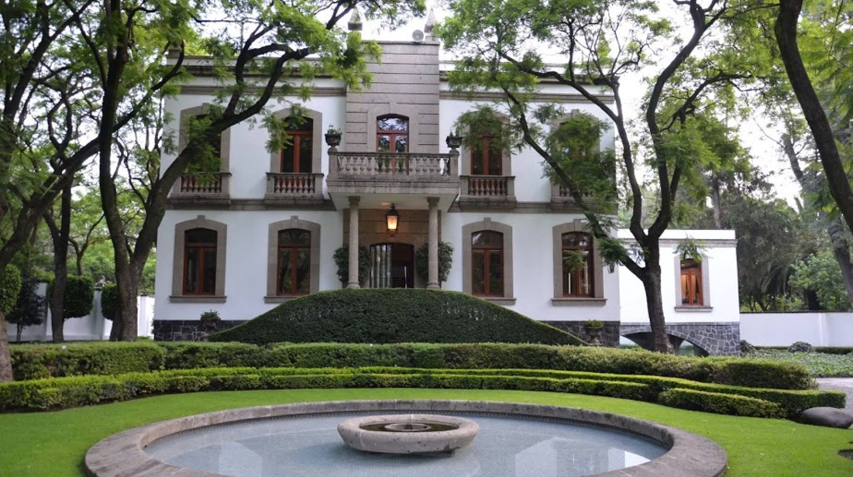 Casa de California, Spanish style-home with a fountain in front