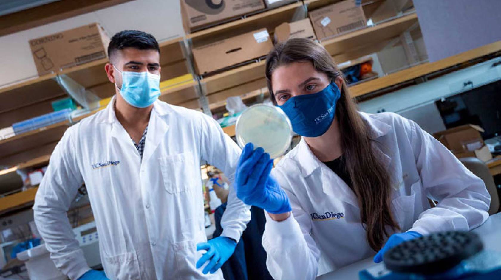 Rivera-Chávez working in the lab alongside Cinthia Garcia