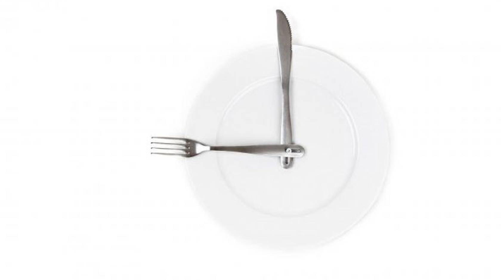 Plate with a fork and knife positioned like hands of a clock