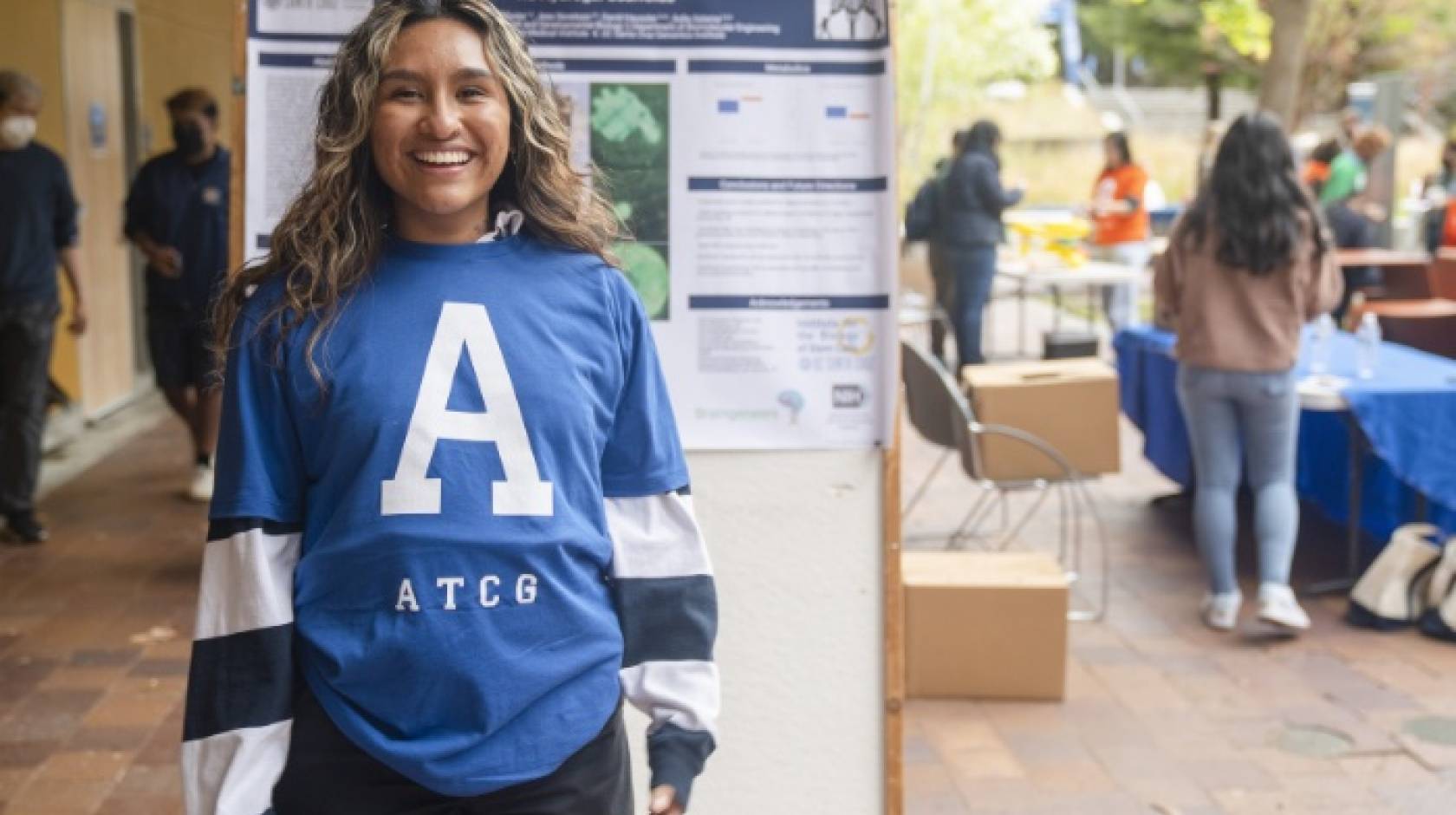 UC Santa Cruz undergraduate student Claudia Paz Flores presents her research from the Haussler-Salama Lab during DNA Day.