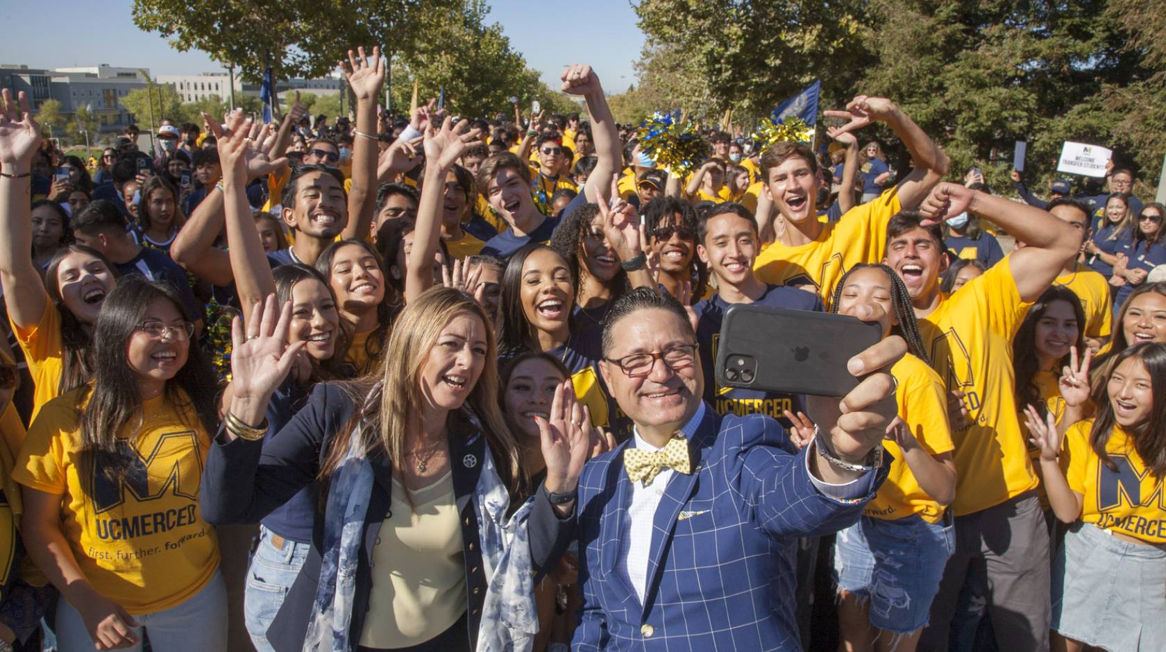 Chancellor Juan Sánchez Muñoz takes a super-selfie with his wife, Dr. Zenaida Aguirre-Muñoz, and a multitude of new students at Scholars Bridge Crossing