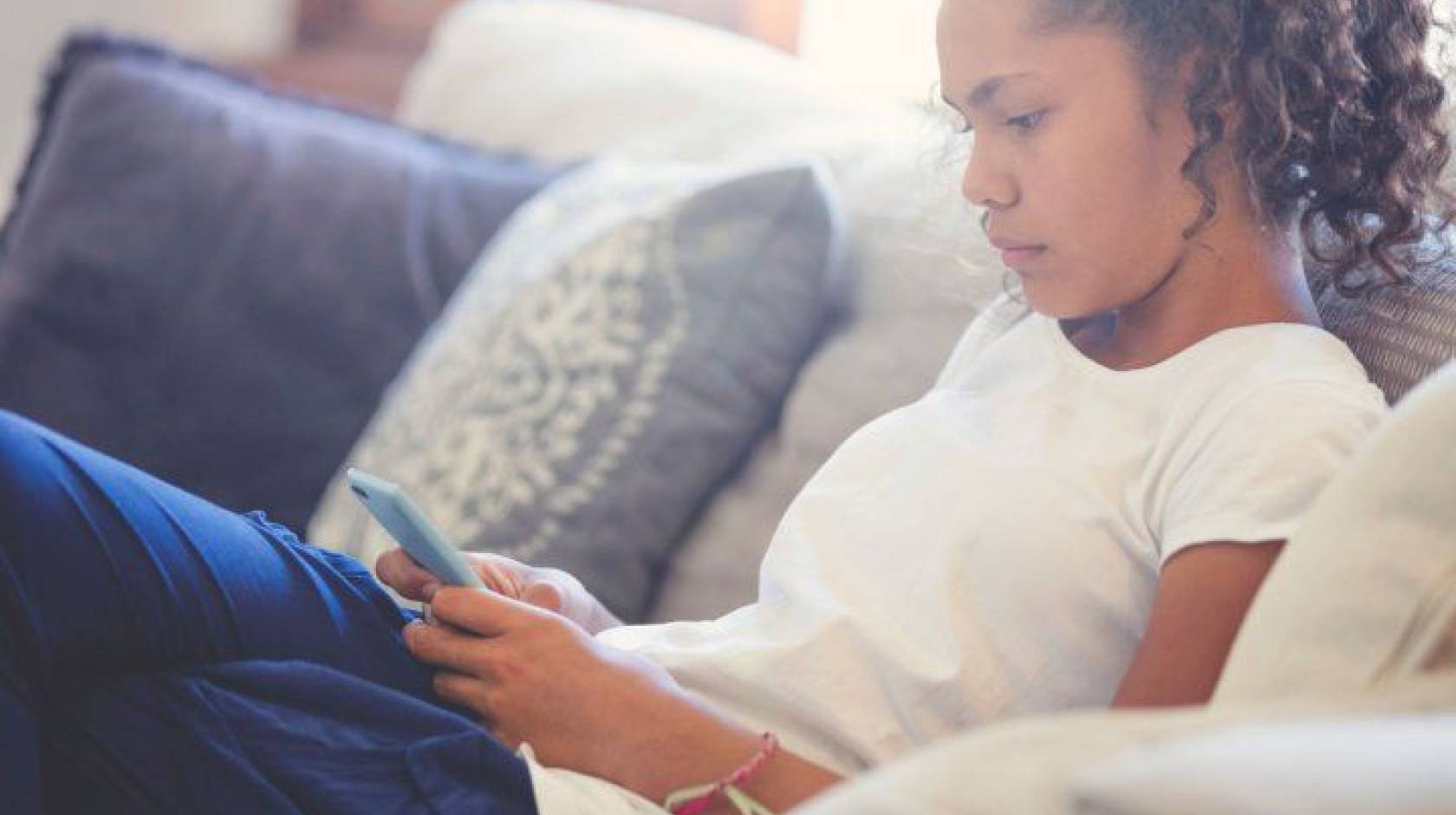 Black tween on a smartphone