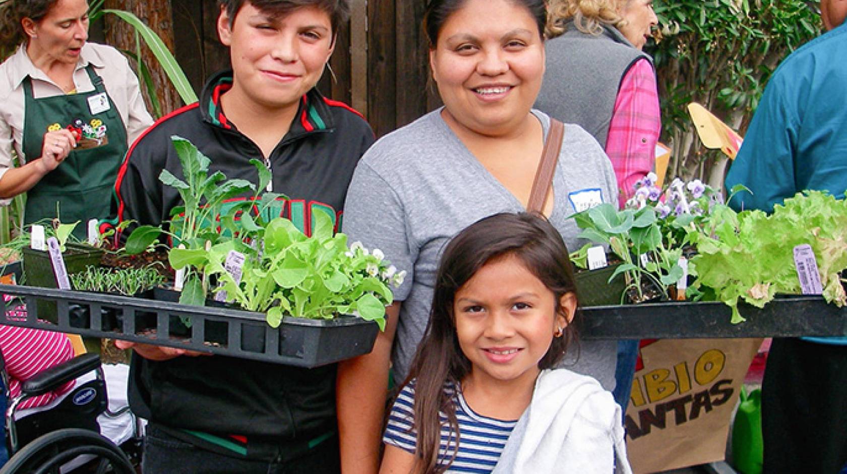 The La Mesa Verde program in San Jose helps low-income families to establish their own vegetable gardens 