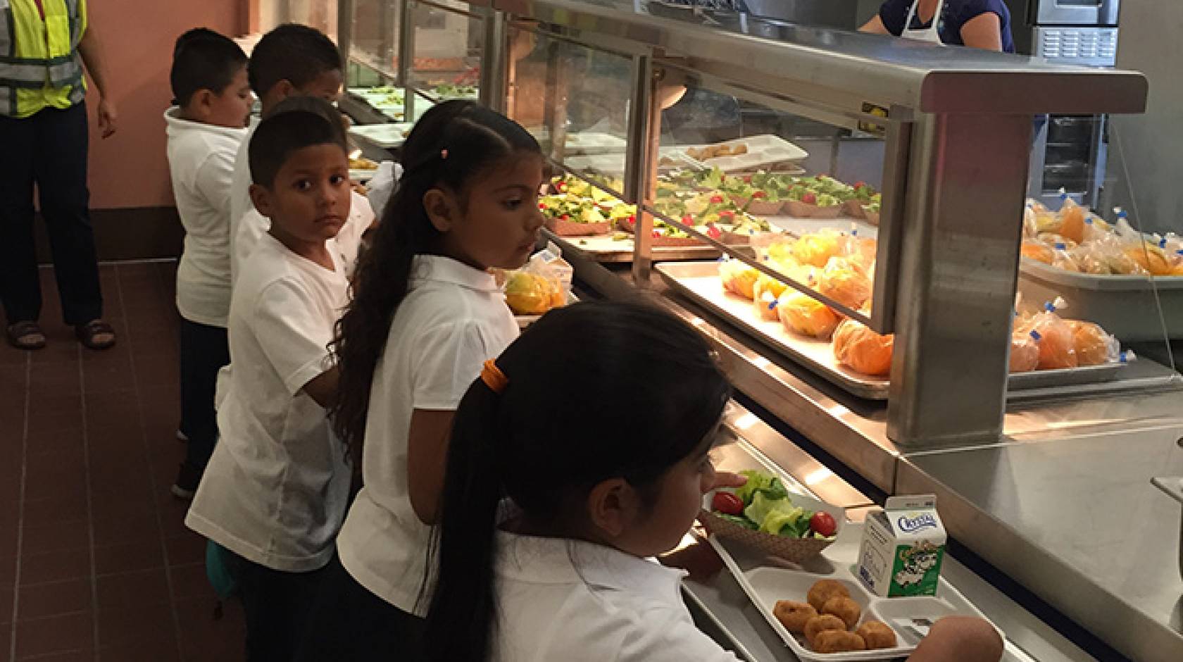 Children at Ygnacio Elementary School in Concord pick up lunch from a new serving counter. 