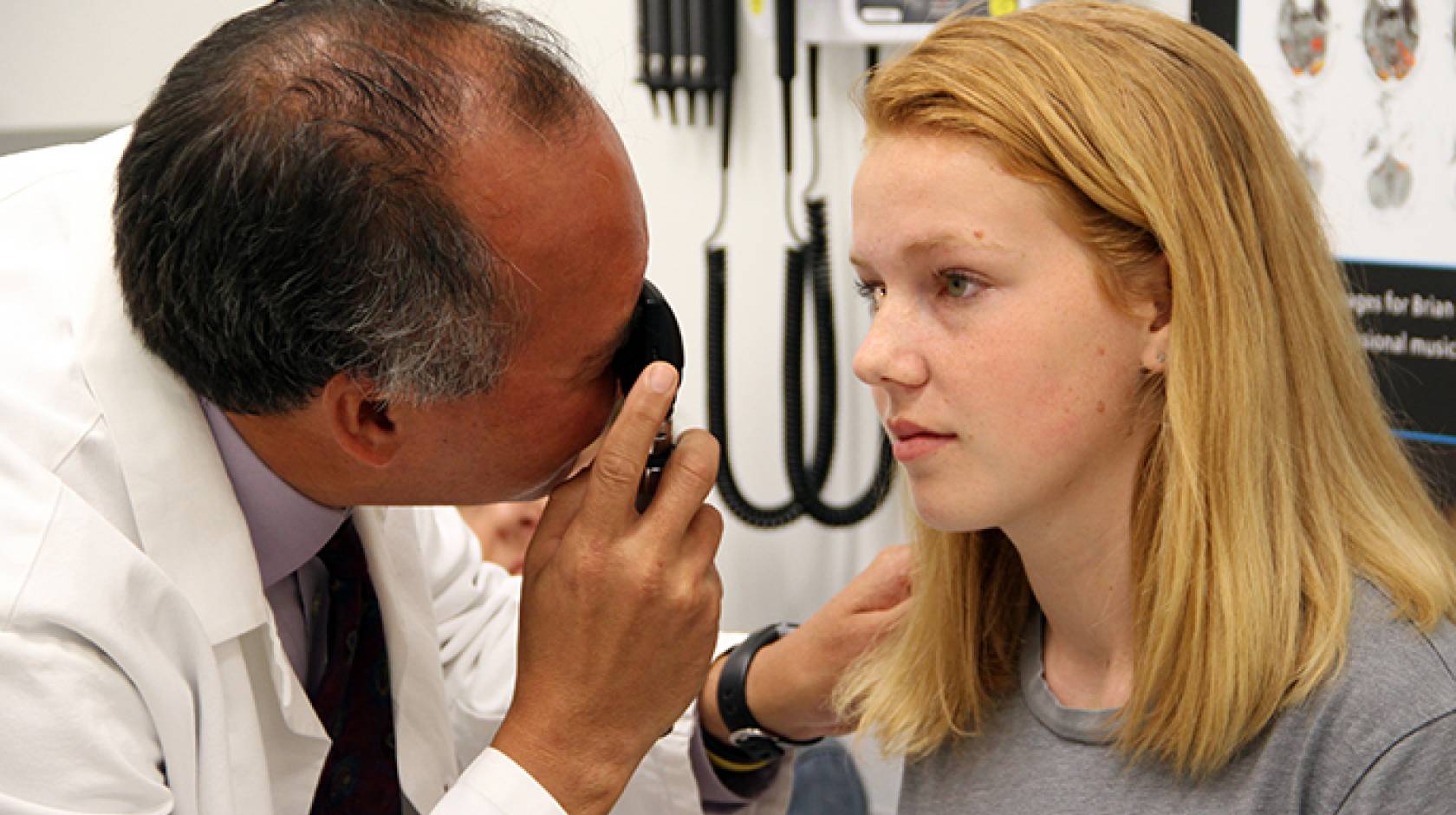 Dr. Christopher Giza examines Kennedy Dierk, 14, at the UCLA Steve Tisch BrainSport Clinic. A new survey shows most parents rely on outdated advice when caring for kids with concussions.