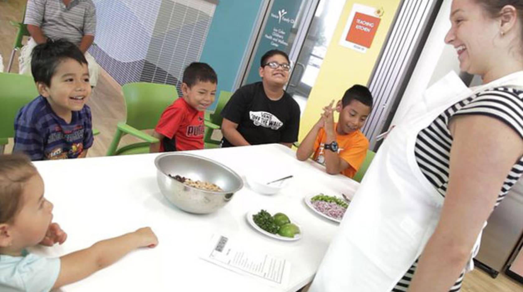 UCLA senior Claudia Varney leads a cooking class for children at the Venice Family Clinic in Culver City. Varney is one of 20 UCLA students enrolled in this summer&#039;s inaugural Food Studies and Food Justice class, funded by the UC Global Food Initiative.