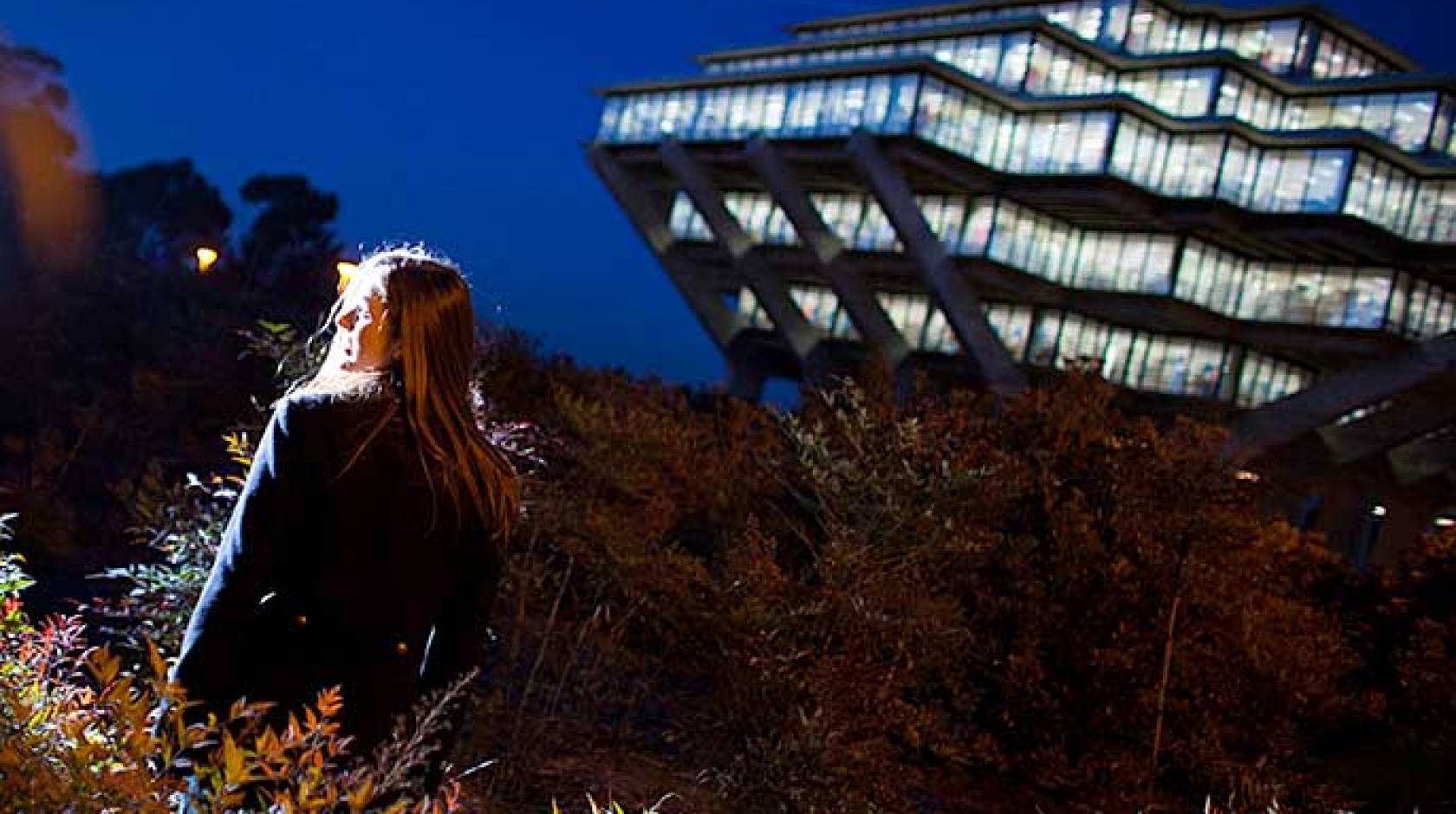 UC San Diego&#039;s Geisel Library at night