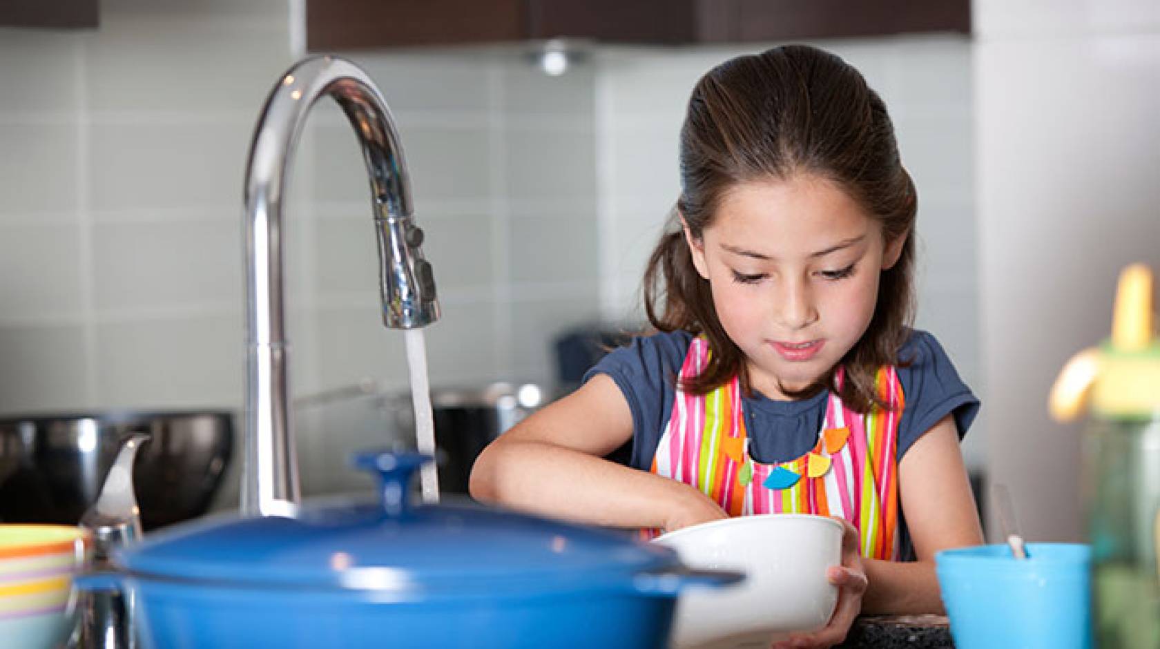 girl washing dishes