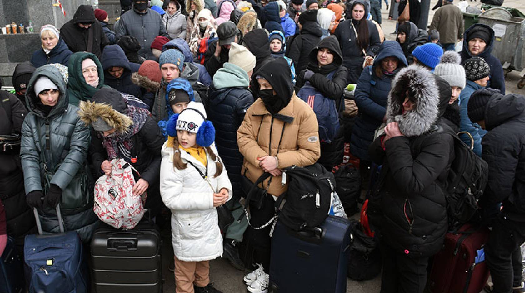 A crowd of Ukrainian refugees