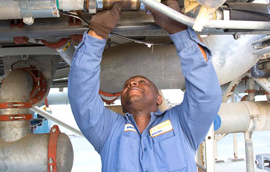 worker installs pipe