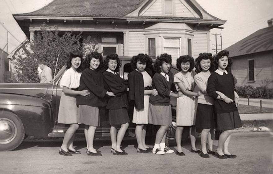 JUGS young women, 1946