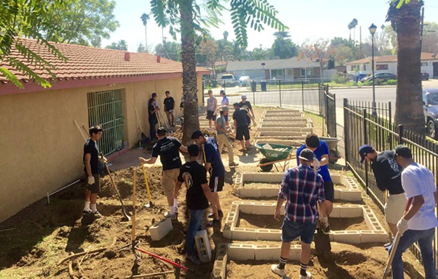 UC Riverside student volunteers, recruited by Global Food Intiative fellow Claudia Villegas, set up new garden beds at the Community Settlement Association. 