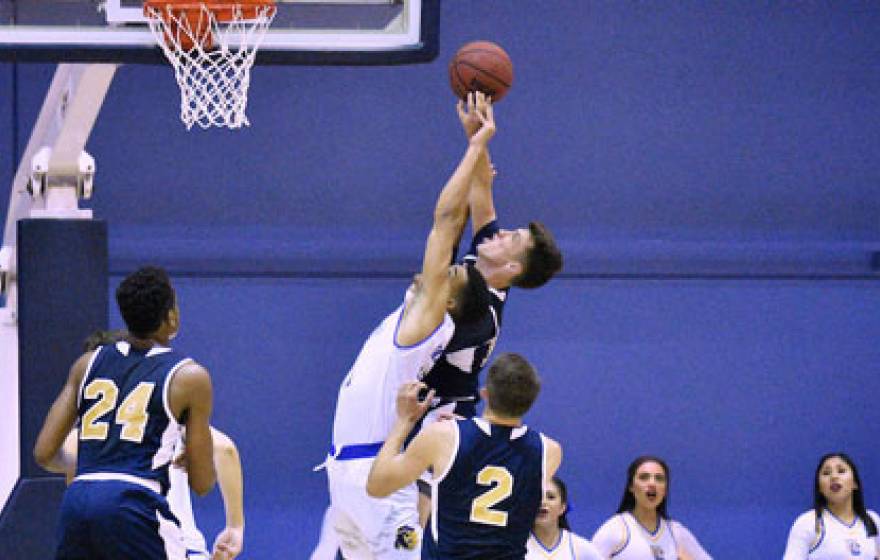 Two college basketball teams playing