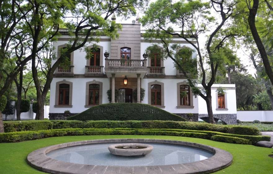 Casa de California, Spanish style-home with a fountain in front