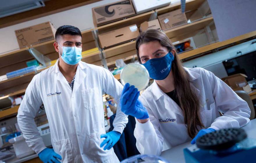 Rivera-Chávez working in the lab alongside Cinthia Garcia