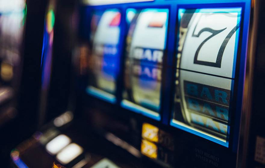 Slot machine with the number 7