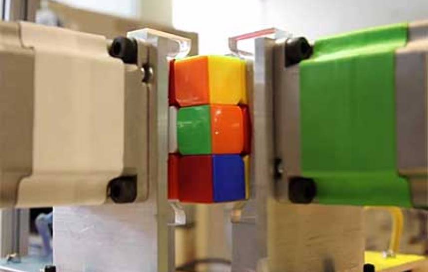 robot solves rubik&#039;s cube