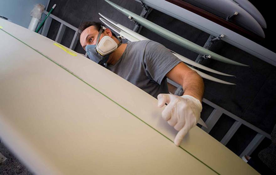 Worker prepares world’s first algae surfboard 