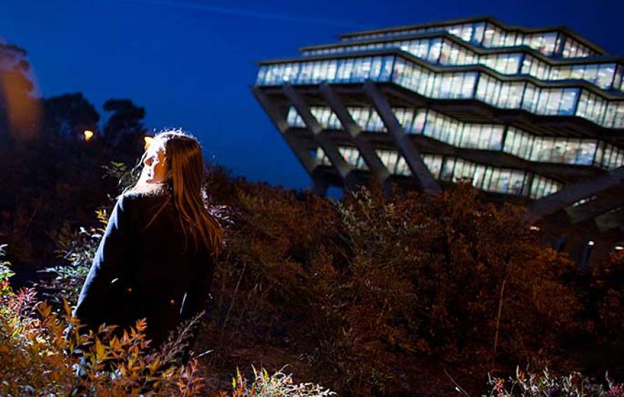UC San Diego&#039;s Geisel Library at night