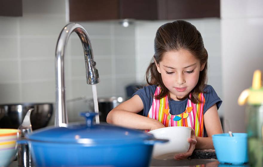 girl washing dishes