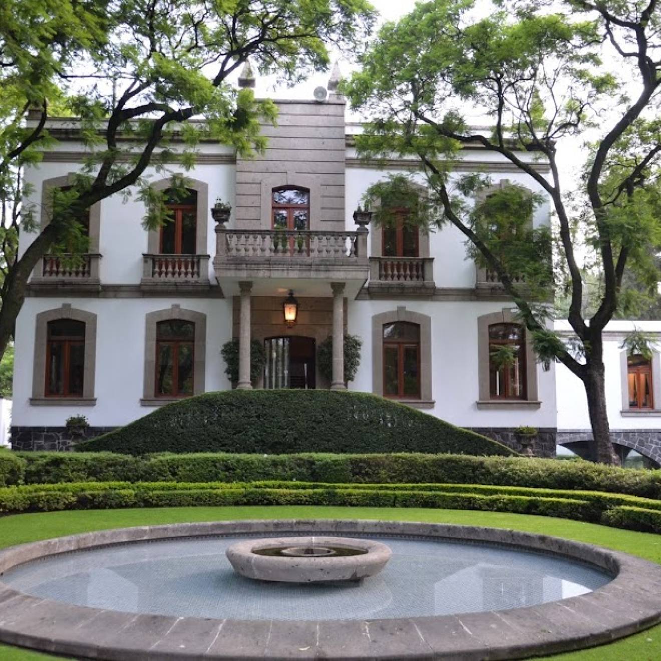 Casa de California, Spanish style-home with a fountain in front