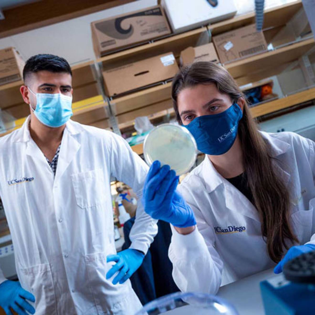 Rivera-Chávez working in the lab alongside Cinthia Garcia