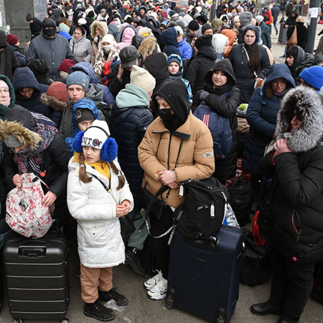 A crowd of Ukrainian refugees