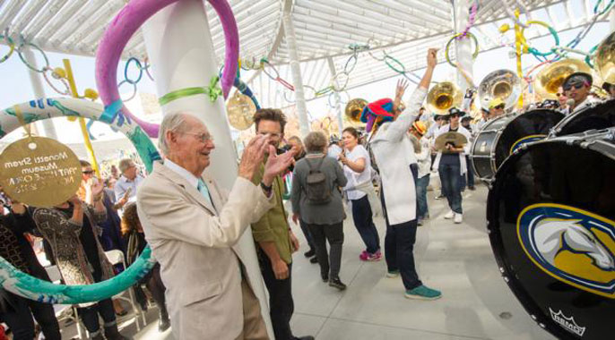 Wayne Thiebaud applauds the Cal Aggie Marching Band-uh!